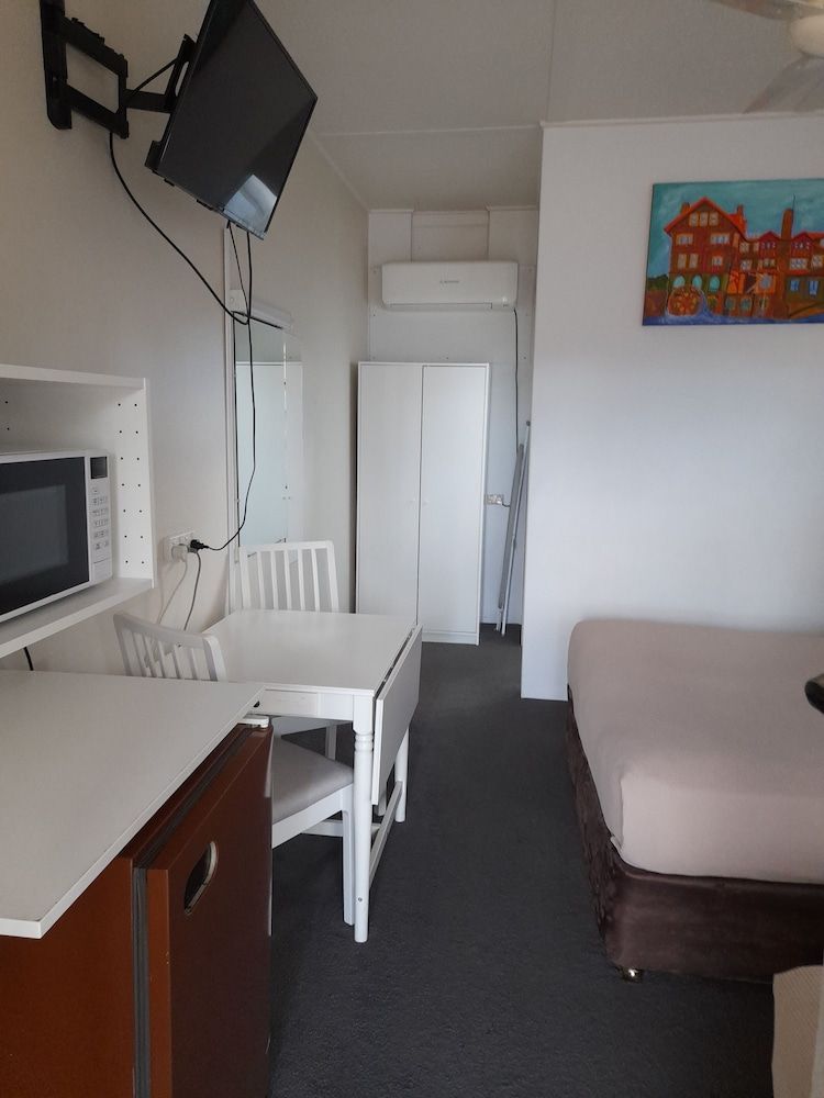 Aromet Motor Inn Economy Room, Multiple Beds 22