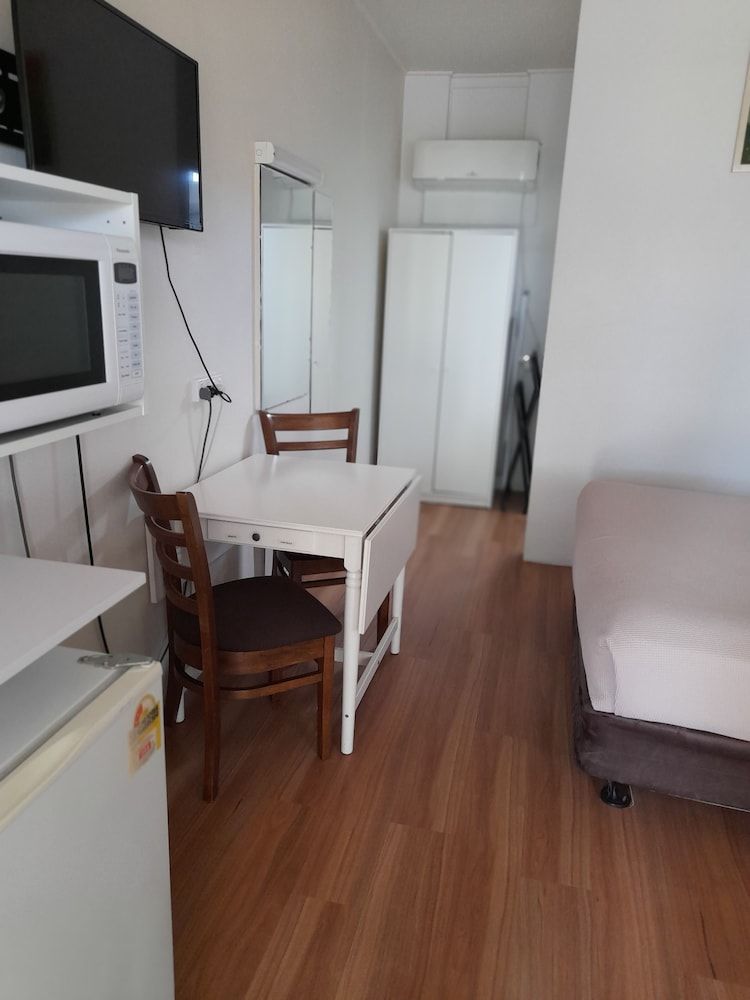 Aromet Motor Inn Deluxe Queen Room 27