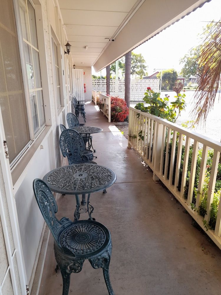 Aromet Motor Inn Deluxe Queen Room 13