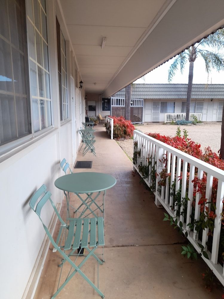 Aromet Motor Inn Economy Room, Multiple Beds 9