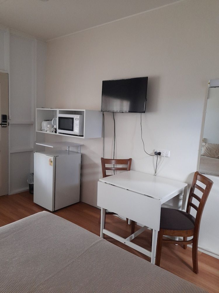 Aromet Motor Inn Deluxe Queen Room 25