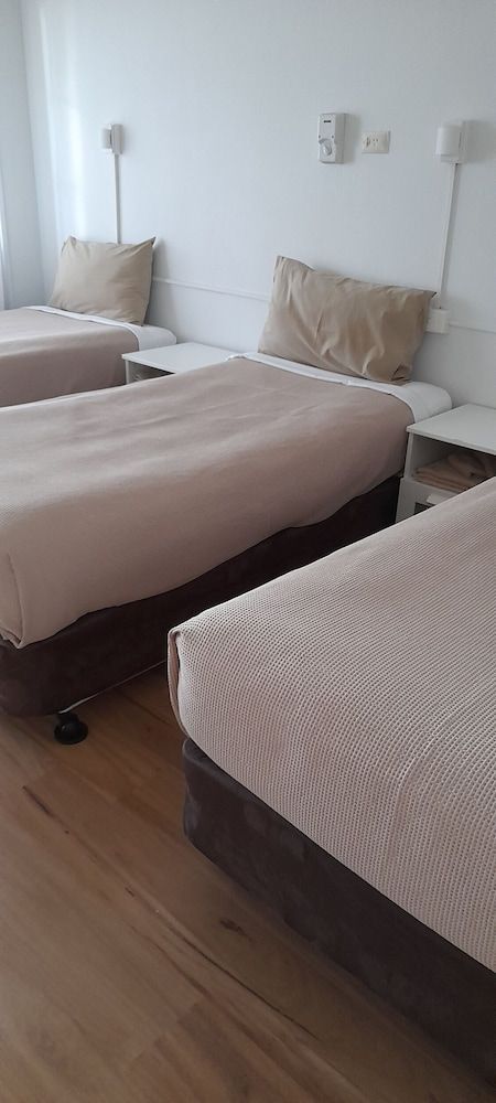 Aromet Motor Inn Triple Room, 3 Twin Beds 2