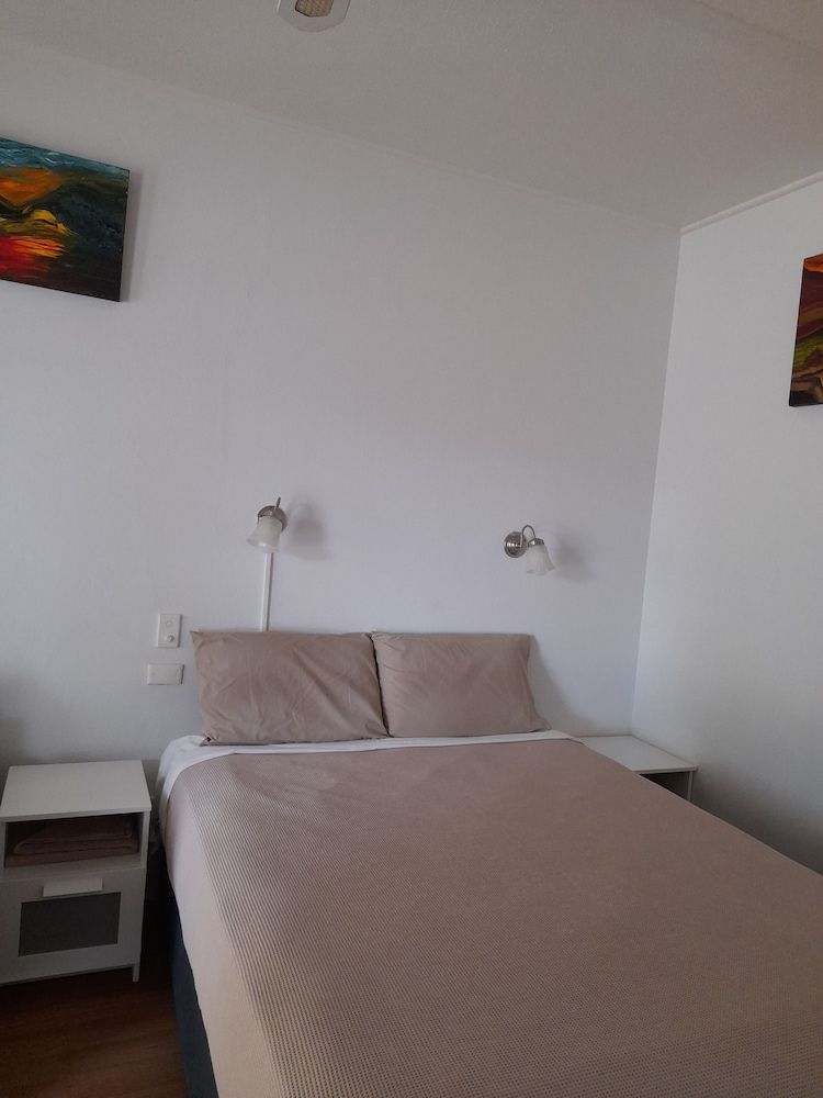 Aromet Motor Inn Deluxe Queen Room 7