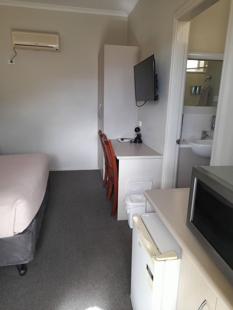 Aromet Motor Inn Deluxe Queen Room 24