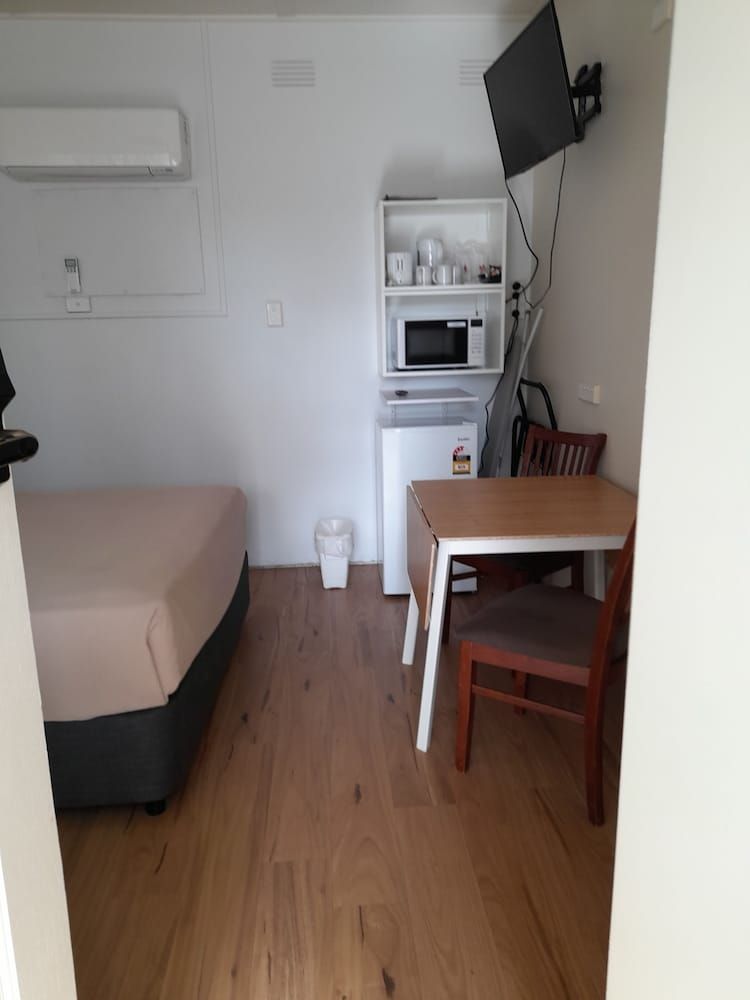 Aromet Motor Inn Economy Room, Multiple Beds 23