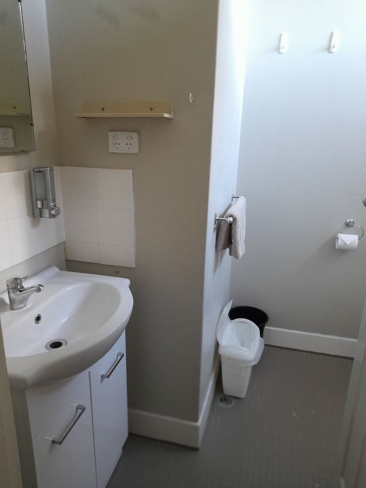 Aromet Motor Inn Deluxe Queen Room 17