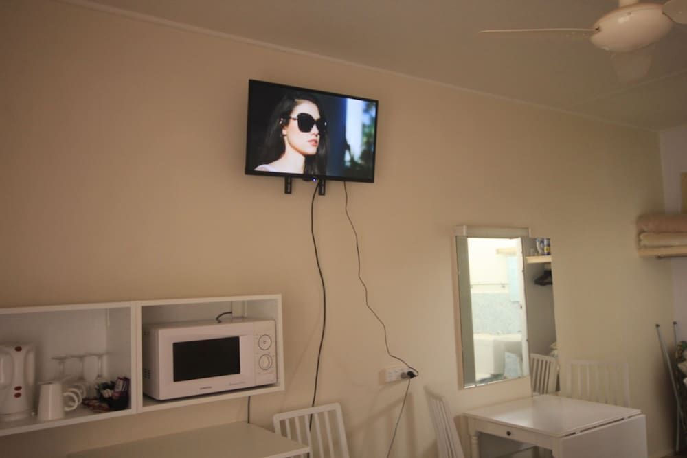 Aromet Motor Inn Economy Room, Multiple Beds 18