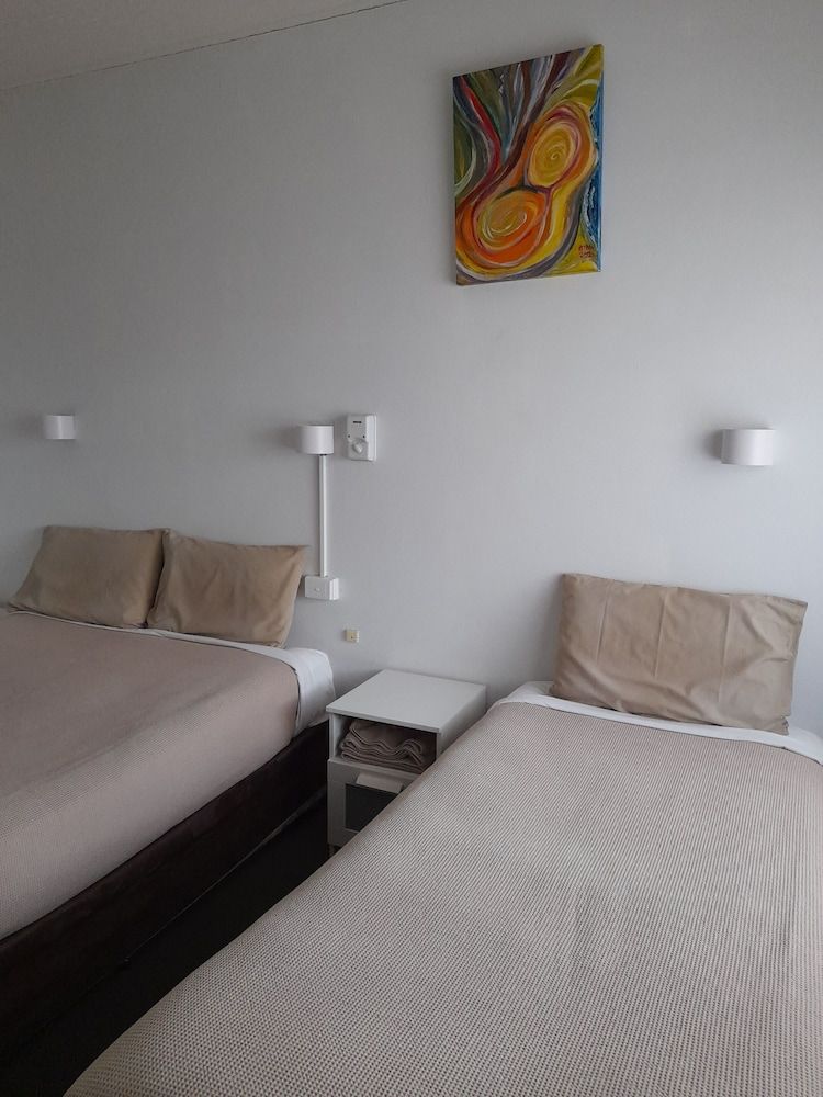 Aromet Motor Inn Economy Room, Multiple Beds 3