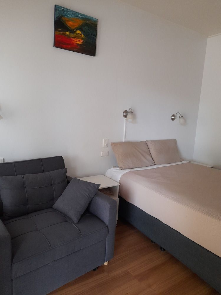 Aromet Motor Inn Deluxe Queen Room 6