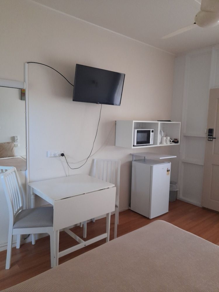 Aromet Motor Inn Deluxe Queen Room 28