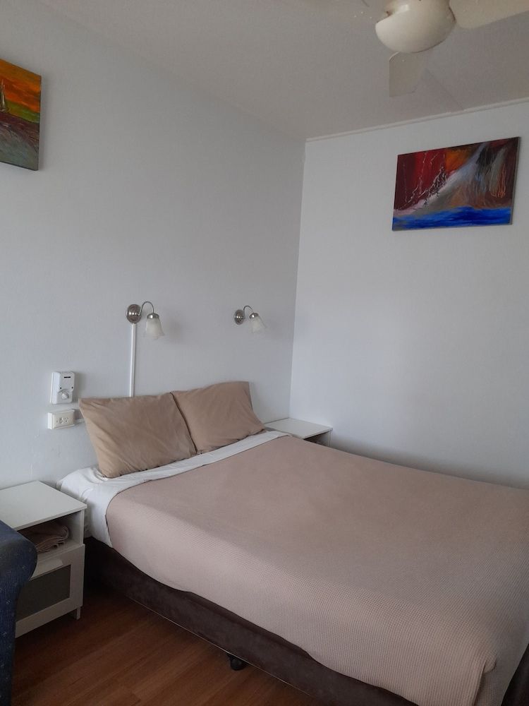 Aromet Motor Inn Deluxe Queen Room 9