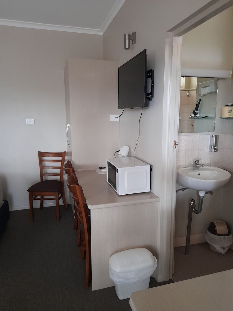 Aromet Motor Inn Economy Room, Multiple Beds 19