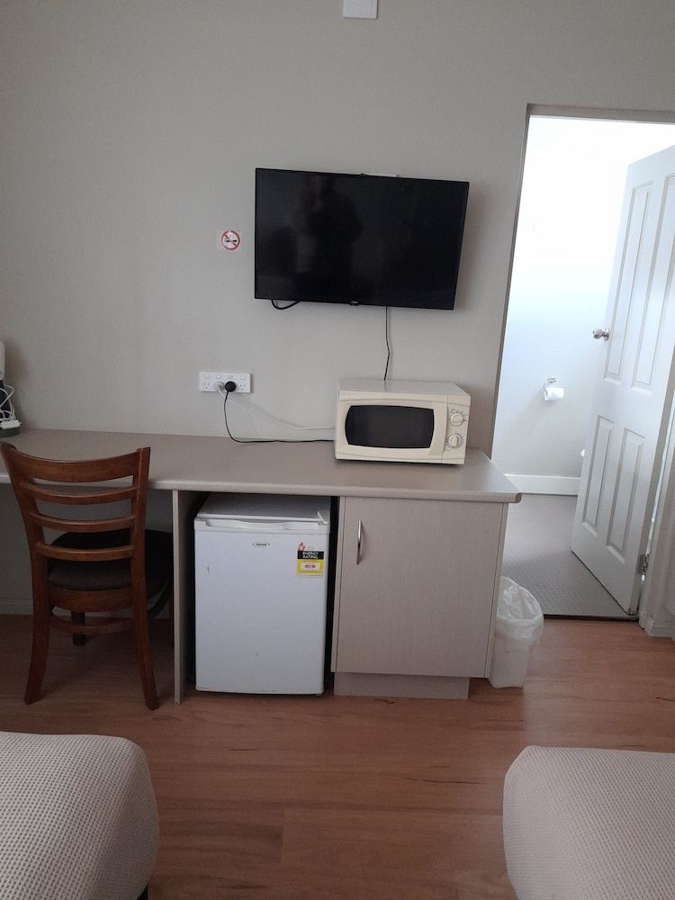 Aromet Motor Inn Economy Room, Multiple Beds 26