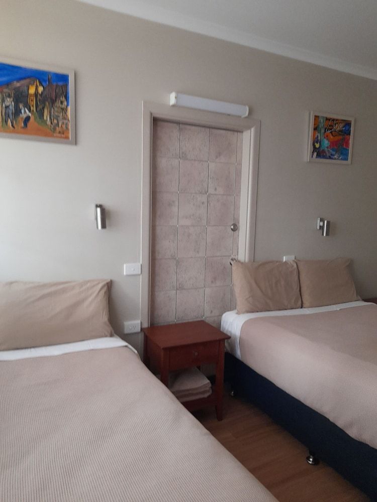 Aromet Motor Inn Economy Room, Multiple Beds 5