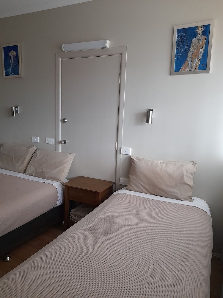 Aromet Motor Inn Economy Room, Multiple Beds 7