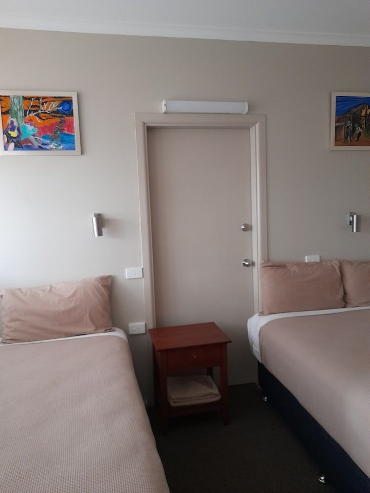 Aromet Motor Inn Economy Room, Multiple Beds 2