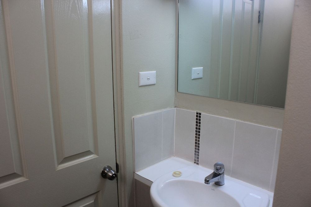 Aromet Motor Inn Deluxe Queen Room 21