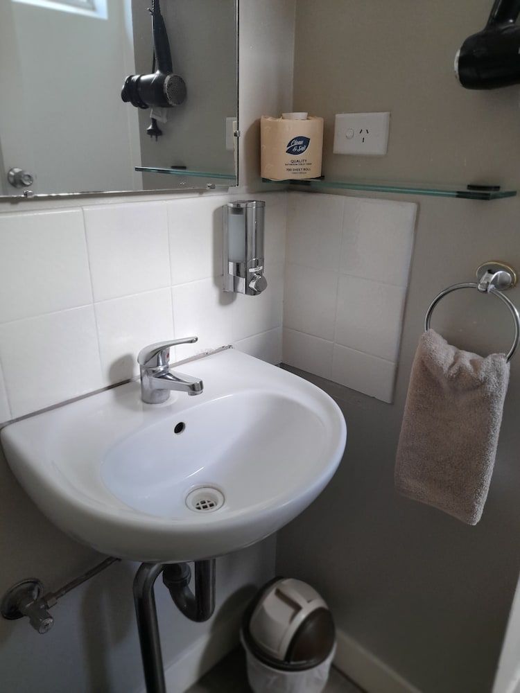 Aromet Motor Inn Economy Room, Multiple Beds 14