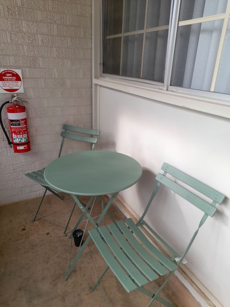 Aromet Motor Inn Deluxe Queen Room 10