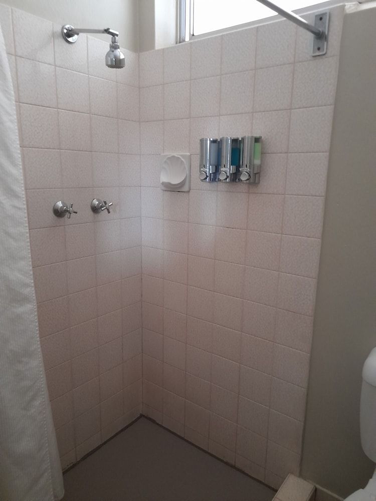 Aromet Motor Inn Economy Room, Multiple Beds 11