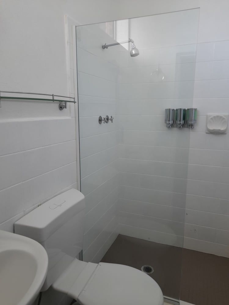 Aromet Motor Inn Economy Room, Multiple Beds 13