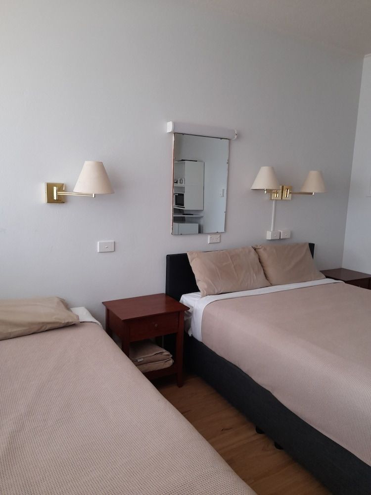 Aromet Motor Inn Economy Room, Multiple Beds 4