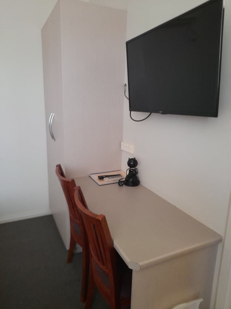 Aromet Motor Inn Deluxe Queen Room 23