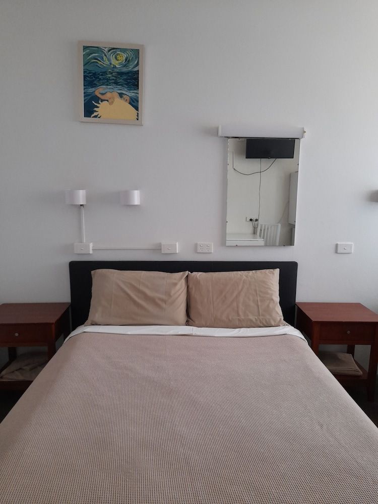 Aromet Motor Inn Deluxe Queen Room 5