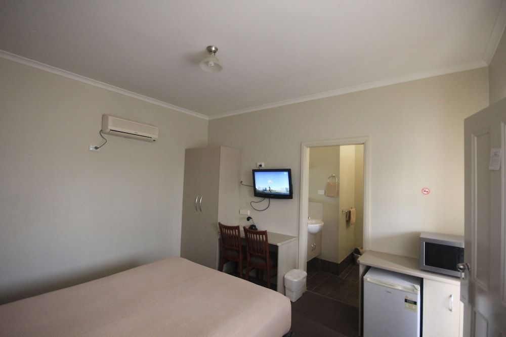 Aromet Motor Inn Deluxe Queen Room 2