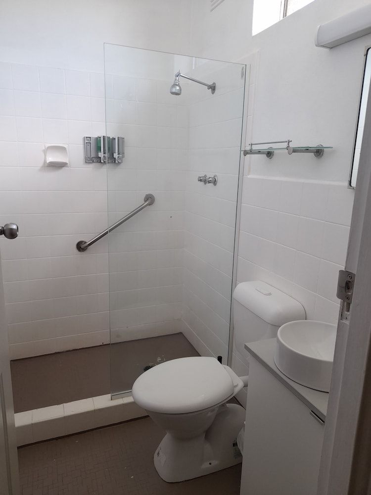 Aromet Motor Inn Deluxe Queen Room 18