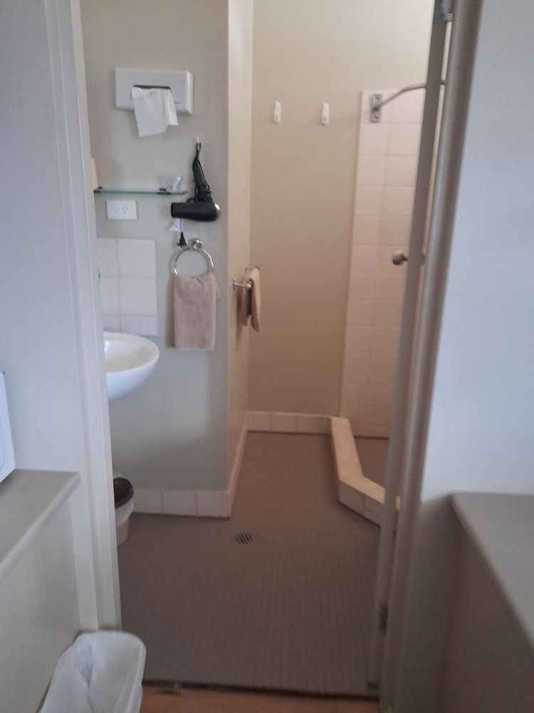 Aromet Motor Inn Economy Room, Multiple Beds 17