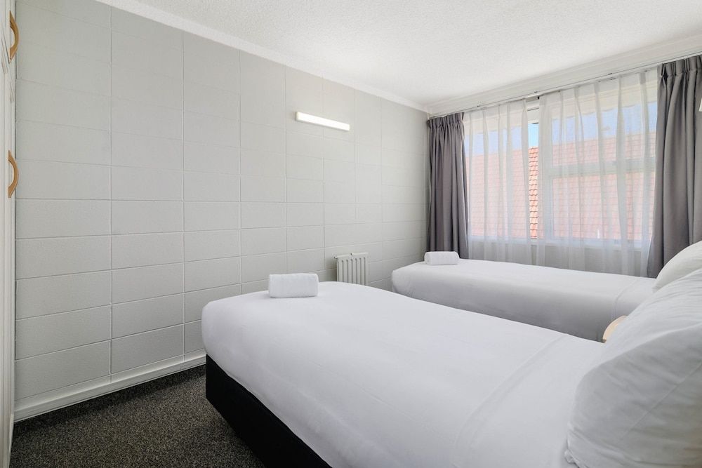 Suite, 1 Bedroom, 1 Queen and 2 Twin