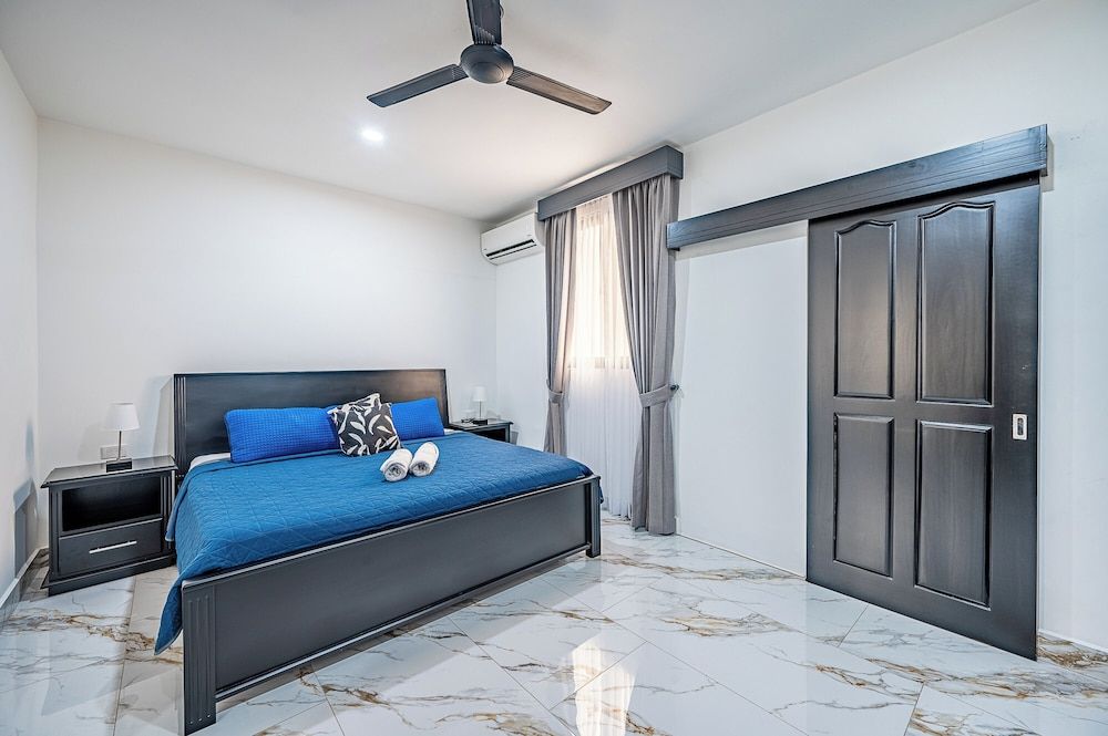 Oz Hotel & Sports Bar Standard Room, 1 King Bed 2