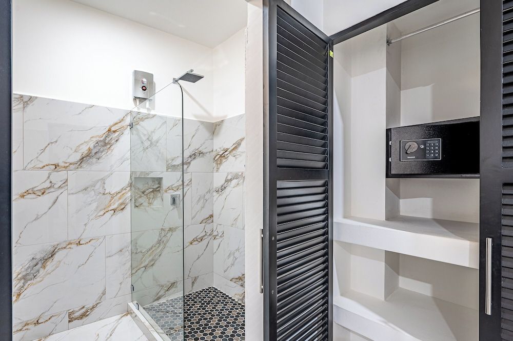 Oz Hotel & Sports Bar Standard Room, 1 King Bed 7