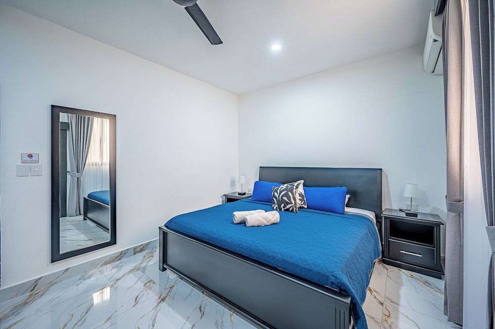 Oz Hotel & Sports Bar Standard Room, 1 King Bed 3