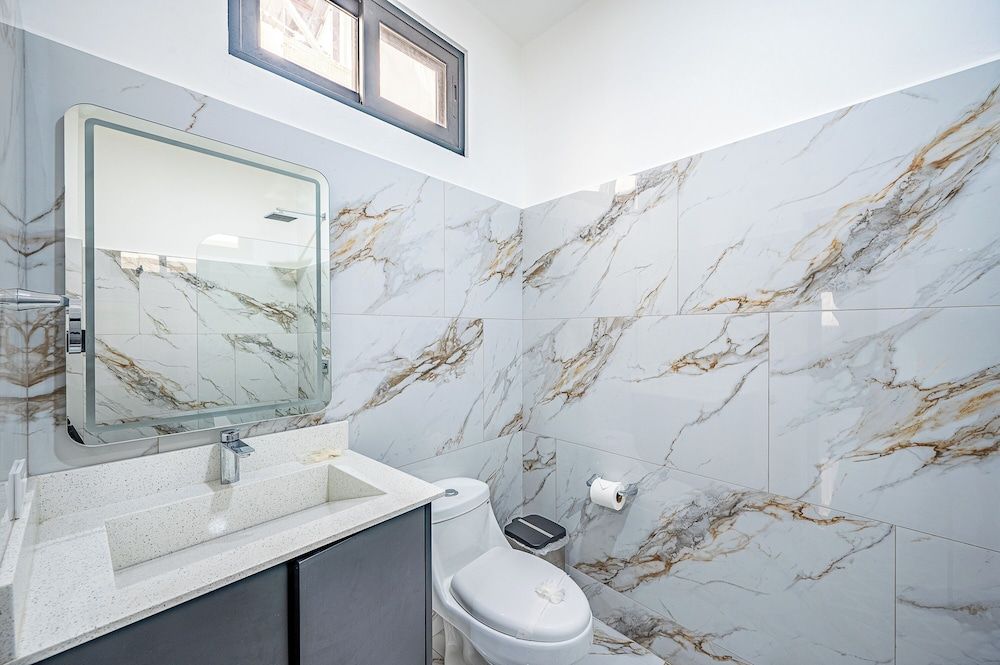 Oz Hotel & Sports Bar Standard Room, 1 King Bed 5