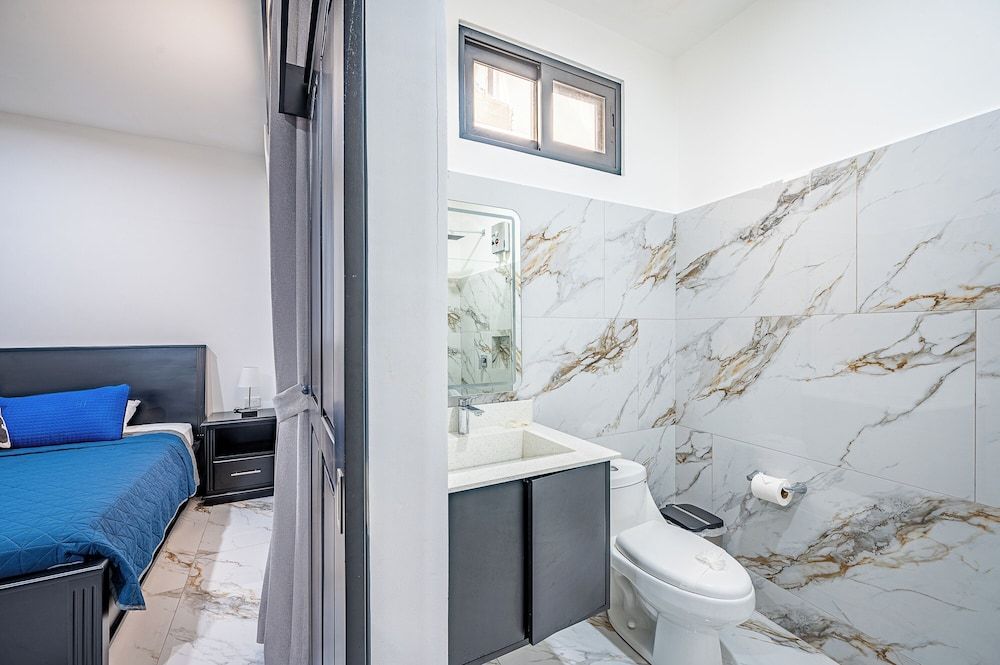 Oz Hotel & Sports Bar Standard Room, 1 King Bed 6