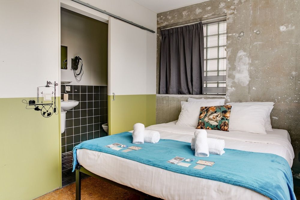 ClinkMama Deluxe Double En-Suite Room with Canal View