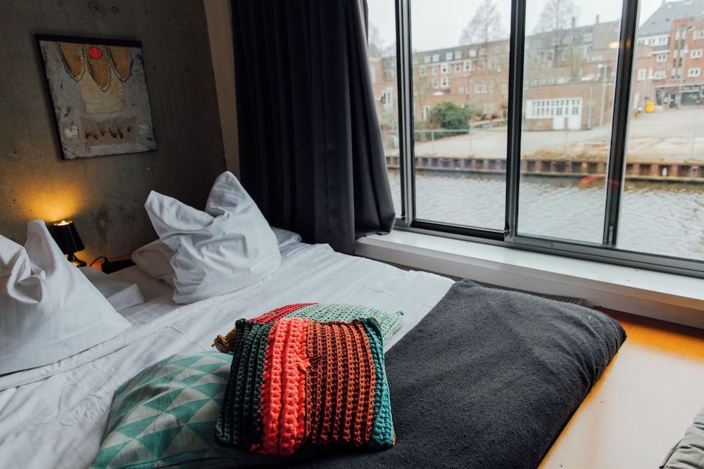 ClinkMama Deluxe Double En-Suite Room with Canal View 5