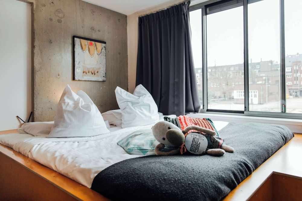 ClinkMama Deluxe Double En-Suite Room with Canal View 4