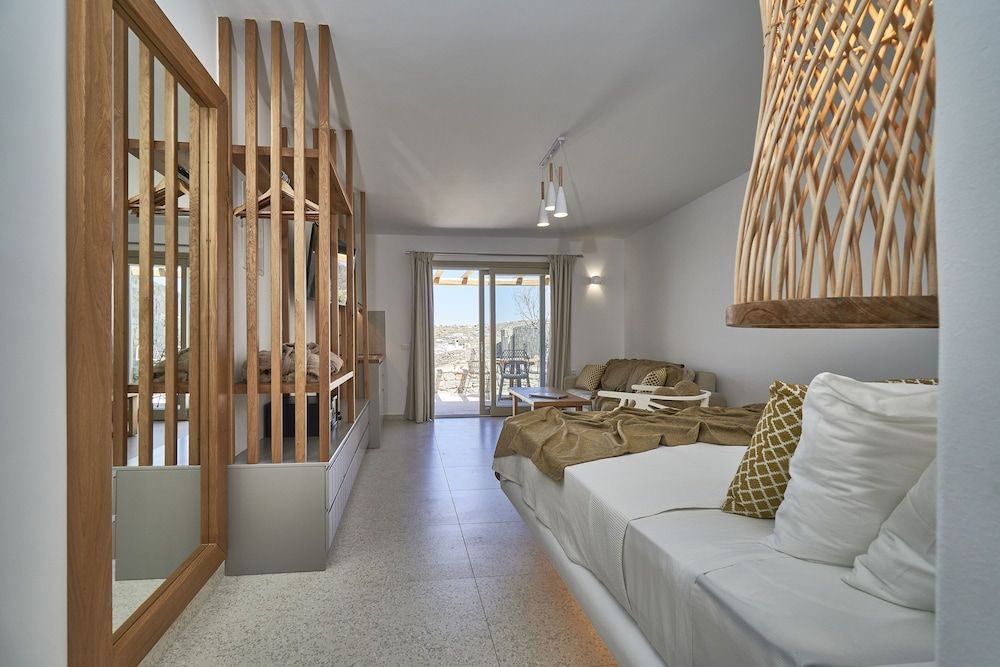 Due Mari Mykonos Deluxe Suite, Sea View (Sofa bed/single use) 3