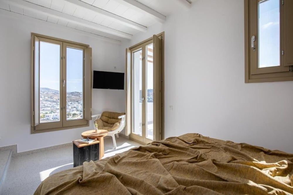 Due Mari Mykonos Deluxe Suite, Sea View (Sofa bed/single use) 9