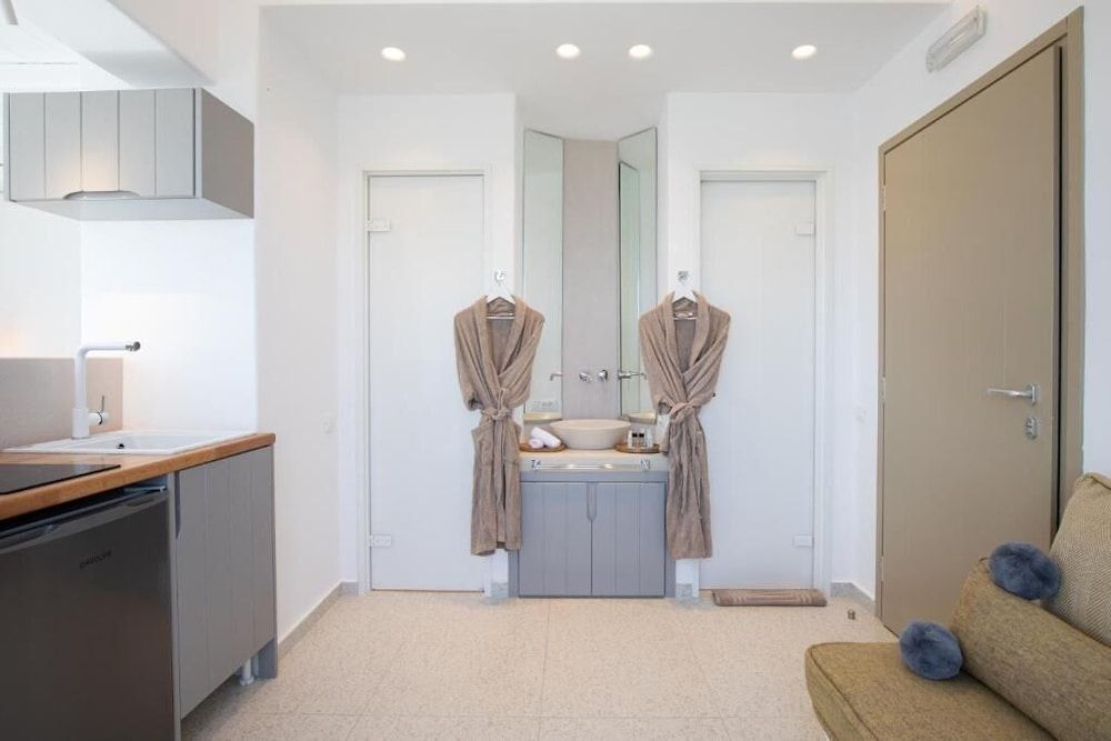 Due Mari Mykonos Deluxe Suite, Sea View (Sofa bed/single use) 7