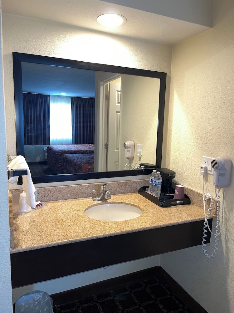 Oregon Trail Inn and Suites Comfort Room, 2 Queen Beds 4