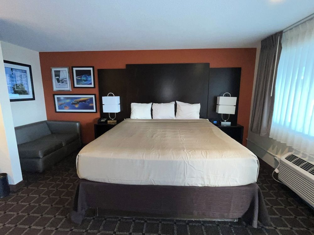 Oregon Trail Inn and Suites Comfort Room, 1 King Bed