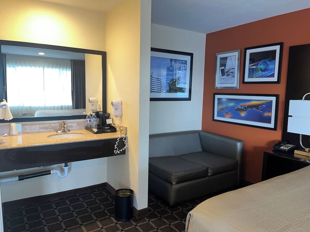 Oregon Trail Inn and Suites Comfort Room, 1 King Bed 2