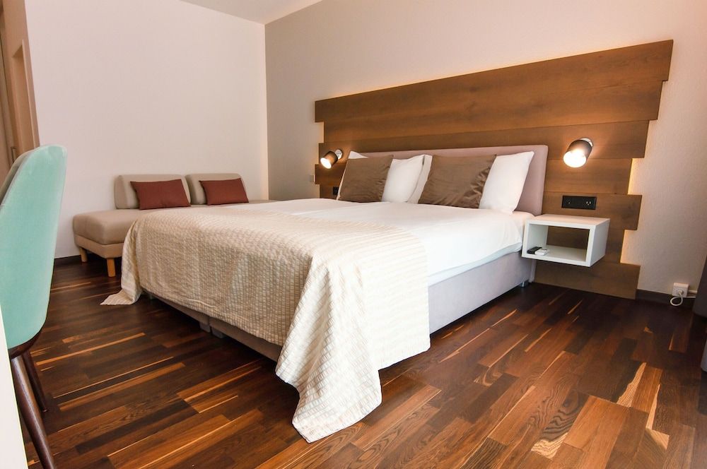 Hotel Polo Standard Triple Room, Balcony, City View 2