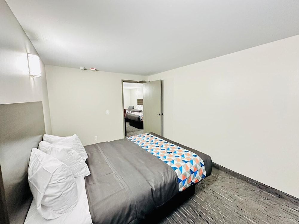 Northland Motel Superior Room 3 Queen Bed 2nd Floor 3