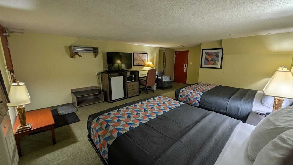 Standard Basement Room, 2 Queen Beds with outside access