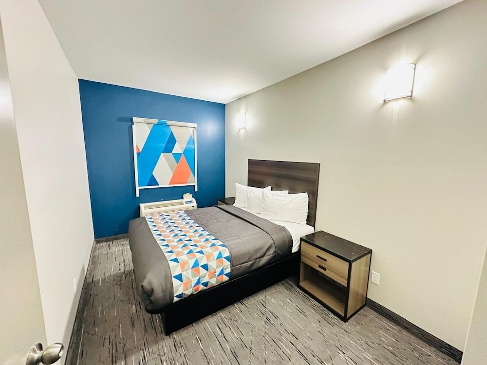 Northland Motel Superior Room 3 Queen Bed 2nd Floor